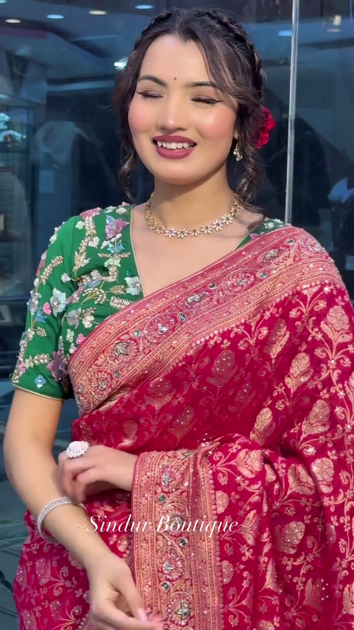 Exquisite Red Banarasi Saree with Zari Embroidery and Contrasting Green Blouse - Image 5