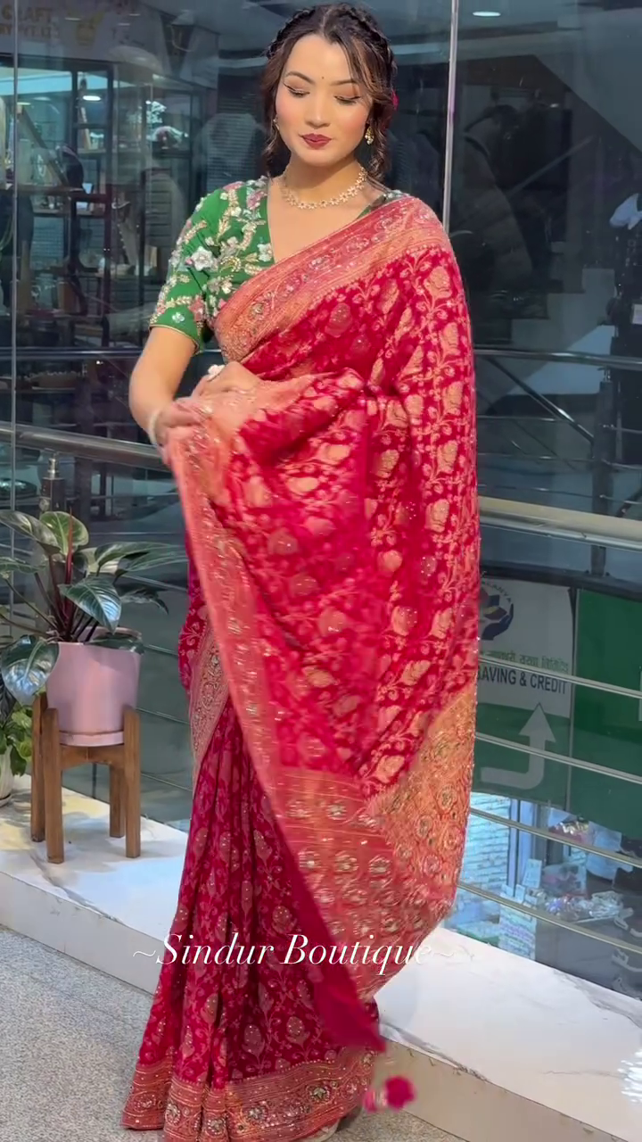 Exquisite Red Banarasi Saree with Zari Embroidery and Contrasting Green Blouse - Image 6