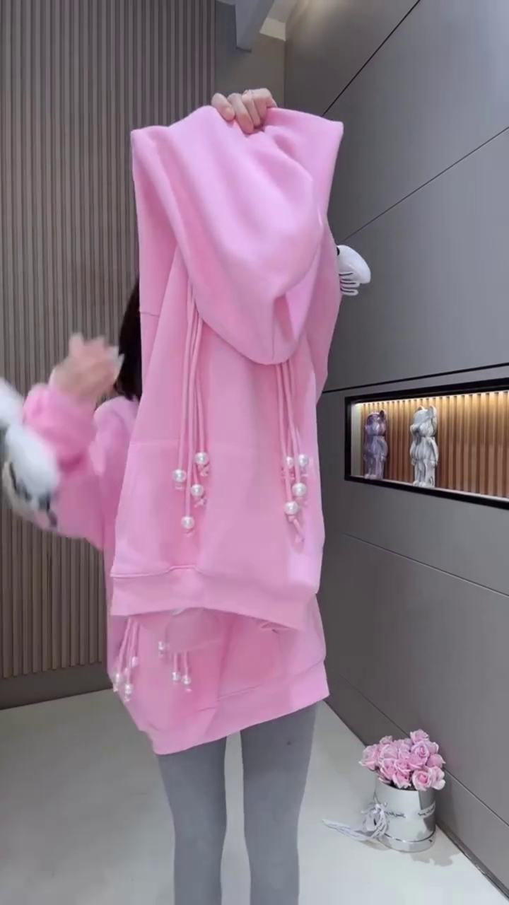 🧥 8️⃣ Cozy Hoodie - Image 2