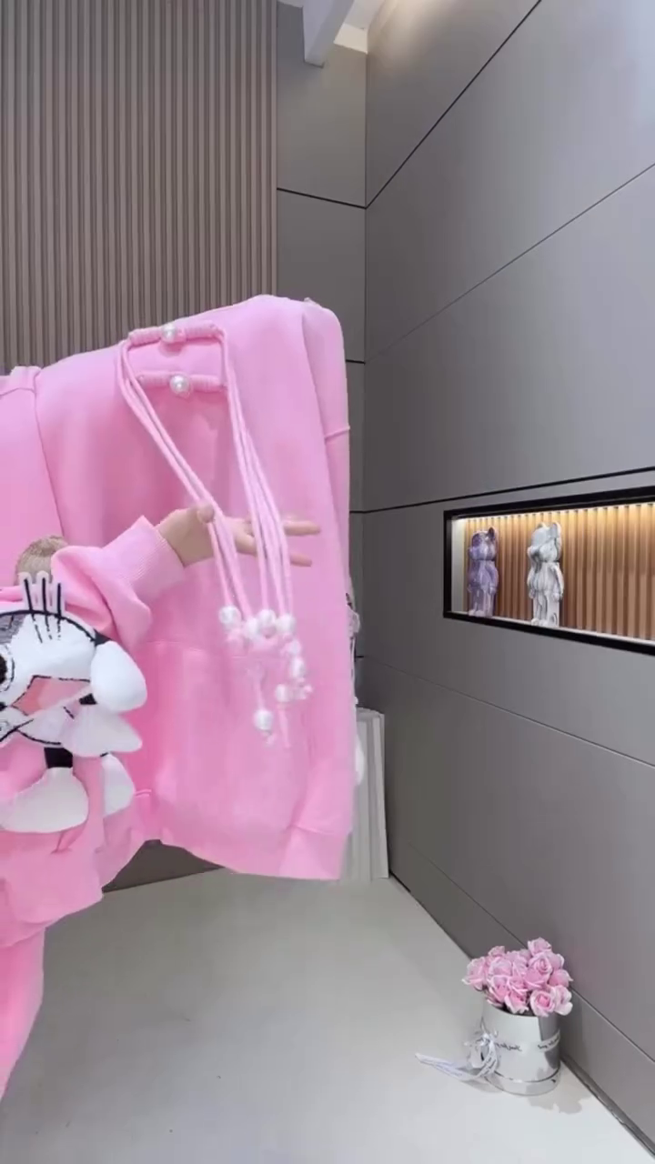 🧥 8️⃣ Cozy Hoodie - Image 3