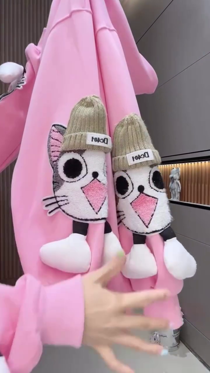 🧥 8️⃣ Cozy Hoodie